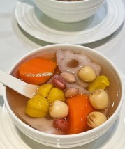 秋天喝汤有讲究，这碗莲藕板栗素汤让全家暖胃又暖心