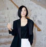 她与导演的12年纠葛、亲黄渤的幕后辛酸，这位“40亿演员”究竟有啥魅力？