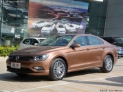 如何在购车时关注车辆的技术创新与发展？