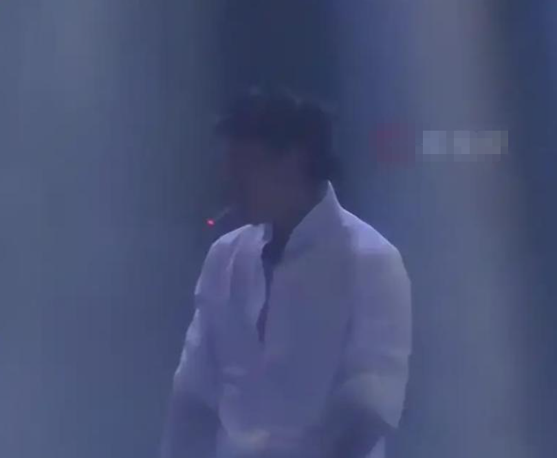 一位著名歌星在表演时忽然“点支烟”！卫生健康部门：相关责任人已被处理