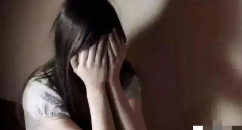 一名男子将其前女友拘留10个小时，并对其进行多次强暴，被判处4年10个月的刑罚