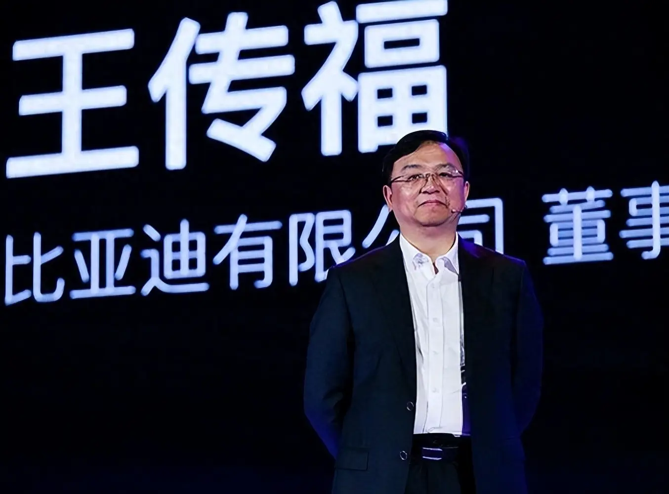 15 岁无依无靠，嫂子借钱供他读书，如今他成千亿企业家反哺一生