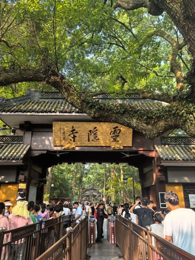 实探杭州灵隐寺开幕首日：当日预订量达到35500人，同比增加70%，河北游客驾车前来参观