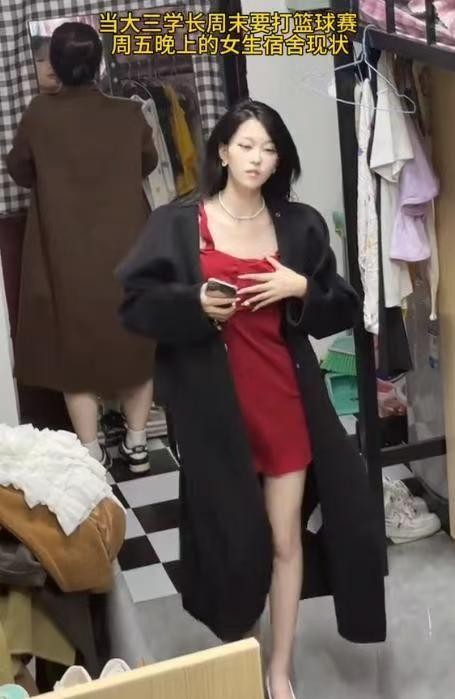 女寝“决胜”T恤引争议：当宿舍变成镜头前的“赛场”