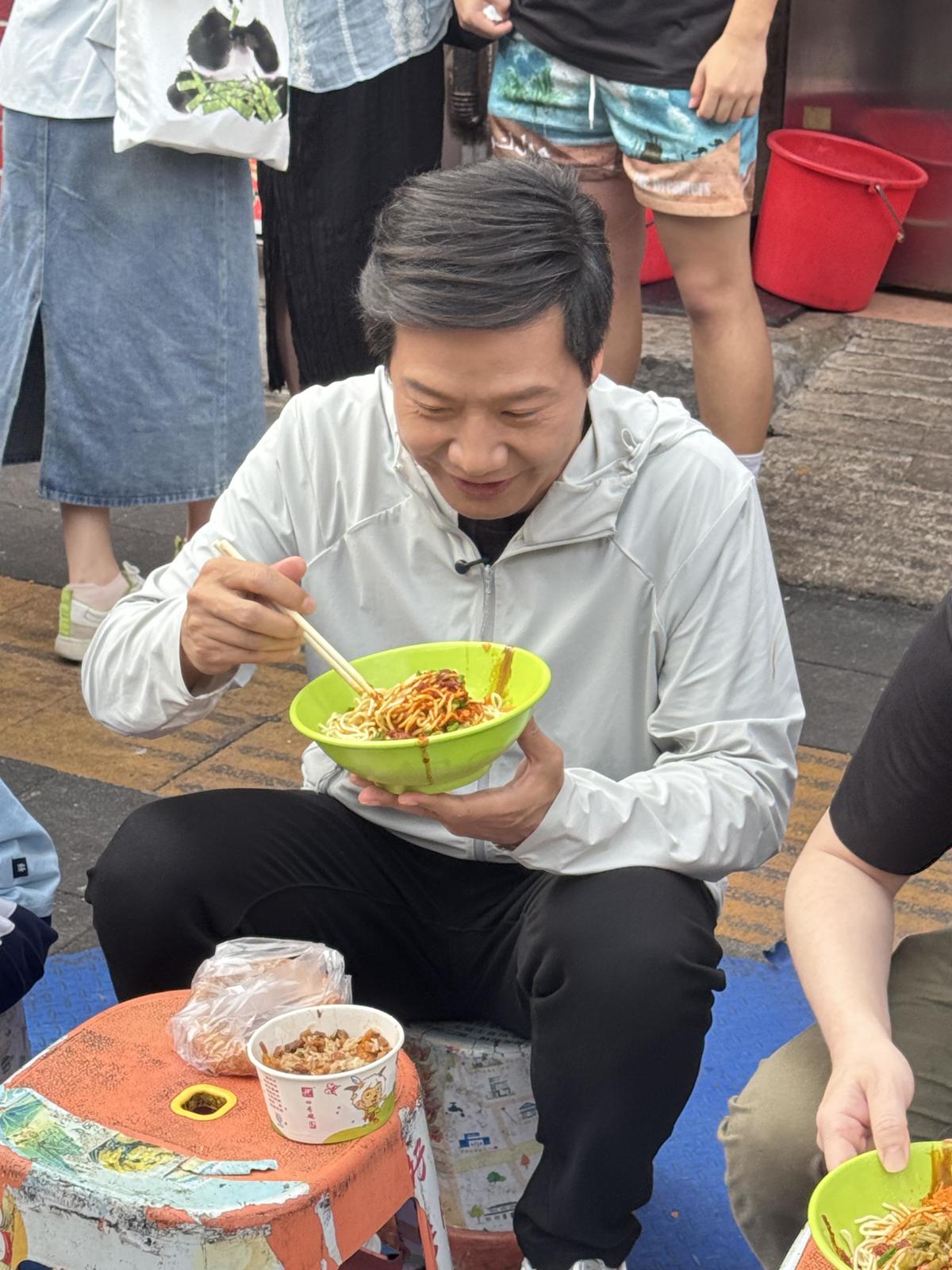 清晨7点半，雷军蹲在大成路边吃热干面：千亿总裁的“板凳过早”火了