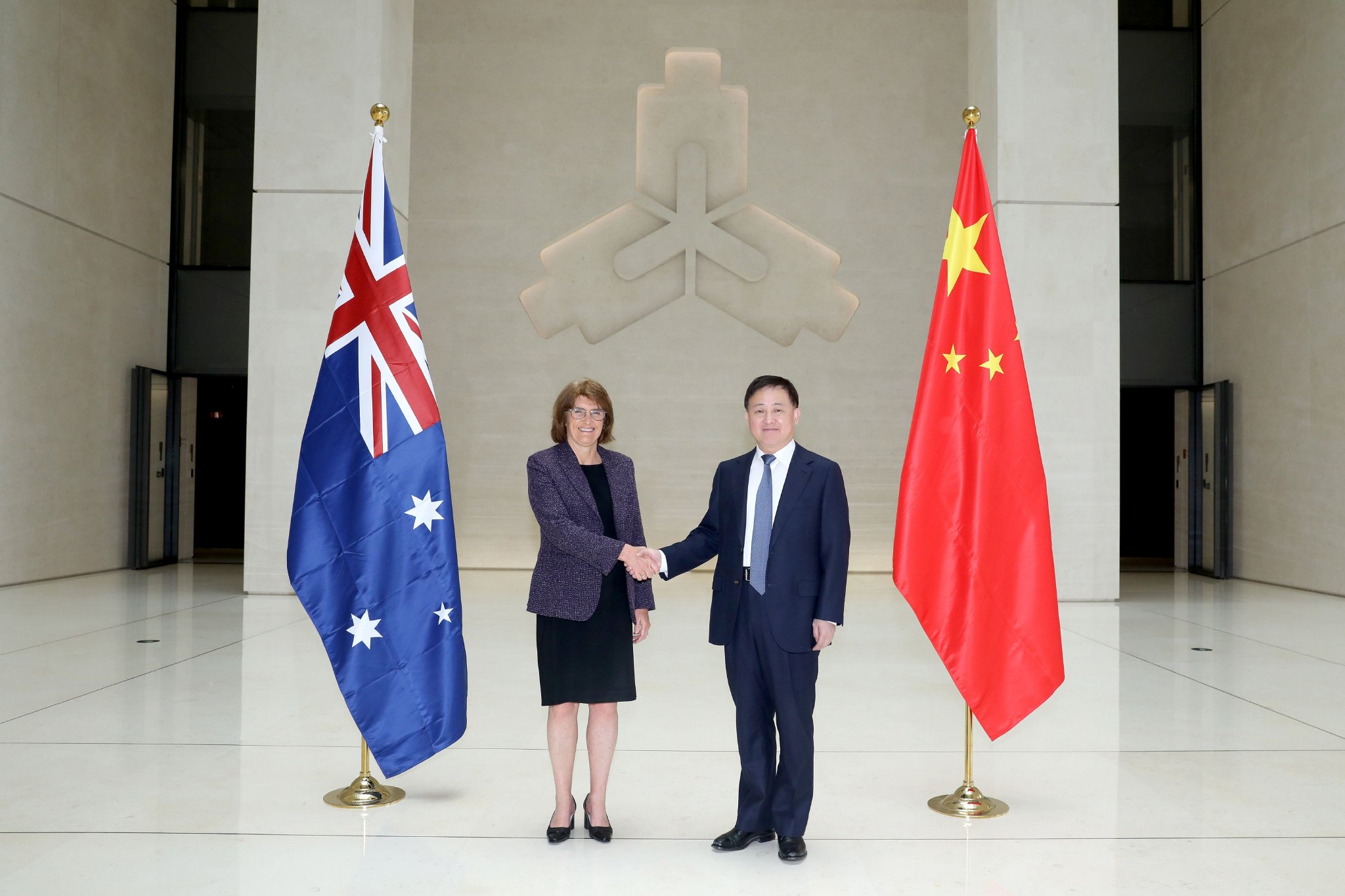 中国人民银行行长潘功胜会见澳大利亚储备银行行长米歇尔·布洛克 第1张